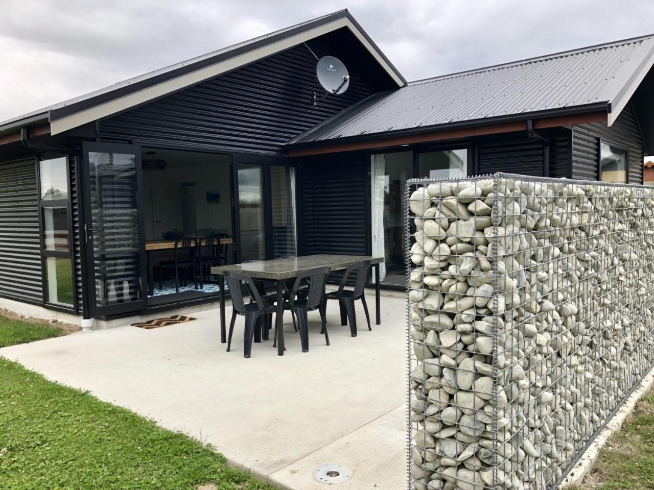 Townhouse Feel In Irishman Villa Twizel Bagian luar foto